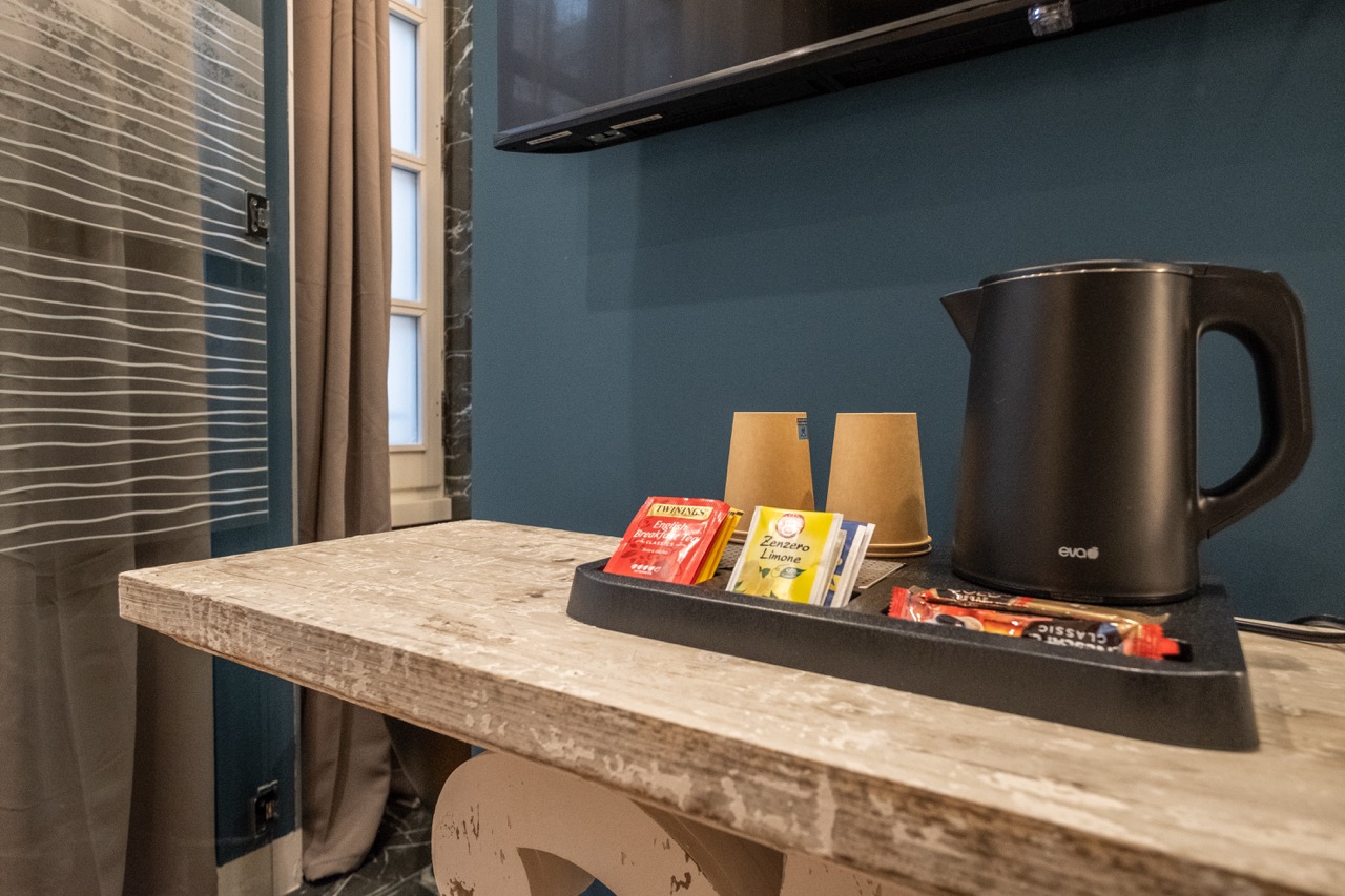 Tea and coffee amenities station